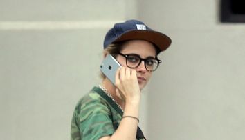 Kristen Stewart, intr-o pereche de jeansi extrem de scurti. Cum a aparut actrita pe strazile din Hollywood 