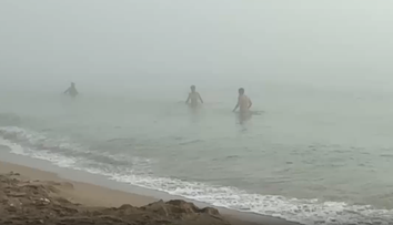 Fenomen rar pe litoralul românesc, de cod galben! Plajele înecate în ceață, cu vizibilitate sub 50 m, în stațiunile Mamaia și Vama Veche