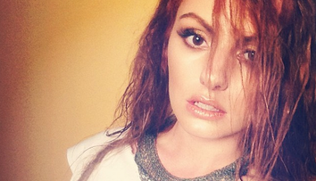 Alexandra Stan renunta la inhibitii si la sutien. Imaginile in care artista si-a expus nurii cu dezinvoltura au incins internetul