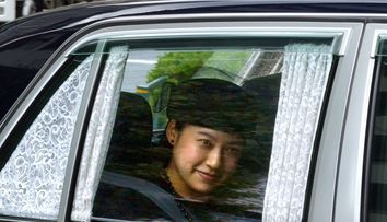 Cine este bărbatul de rând cu care prințesa Ayako a Japoniei se va mărita în octombrie