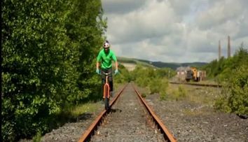 Uite ce cascadorii poate sa faca un scotian pe bicicleta! VIDEO SUPERB