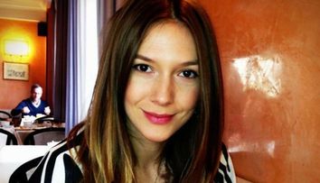 Pare o tinuta banala pana cand vezi cu ce este incaltata. Cu ce pereche de pantofi a impresionat Adela Popescu la cea mai recenta aparitie