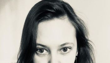 O polițistă a rămas fără casă și fără job după ce a pozat goală! Cu ce se ocupă acum
