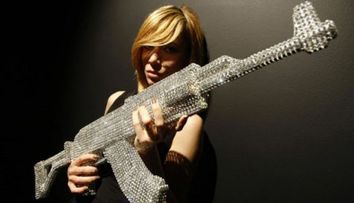 Protest inedit impotriva razboiului: un kalasnikov si resturi umane din cristale Swarovski! FOTO