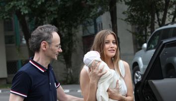 Fetita Iuliei si a lui Mihai Albu, la 4 ani. Uite cate de draguta e cea mica si cum o mosteneste pe mama ei in alegerile vestimentare