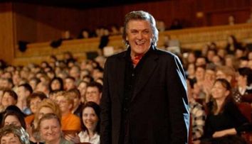 Vești bune! Florin Piersic se simte mai bine și continuă tratamentul cu antibiotice. Actorul a primit o vizită suprinzătoare