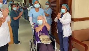 S-a vindecat de coronavirus la 85 de ani. Gestul cu care echipa medicală a sărbătorit evenimentul