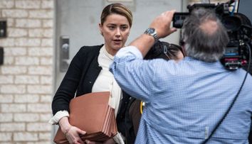 Video viral. Amber Heard tresare și face pași înapoi când Johnny Depp se îndreaptă spre ea la tribunal