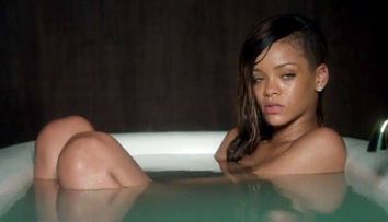 Rihanna, filmata complet goala intr-o cada cu apa! Noul videoclip al cantaretei face senzatie pe net: VIDEO