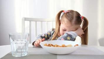 Temă arzătoare pentru părinți: Îl organizăm cu ore fixe de masă și somn? Ce mănâncă? Cum îl facem să doarmă?