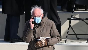 ”Nu e o poză reușită”. Ce spune fotograful despre celebra imagine cu senatorul american Bernie Sanders