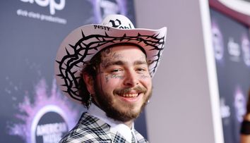 EXCLUSIV. Ce a făcut Post Malone pe aeroportul din Cluj! Artistul care va cânta la Untold X a ajuns în România FOTO