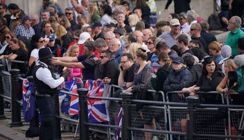 Mii de britanici și-au întins corturile și așteaptă în frig ca să-și ia rămas bun de la Regina Elisabeta a II-a