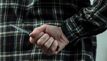 Decizie în cazul tânărului care și-a înjunghiat mortal prietenul la un majorat din Suceava! Ce a făcut imediat după ce a comis fapta