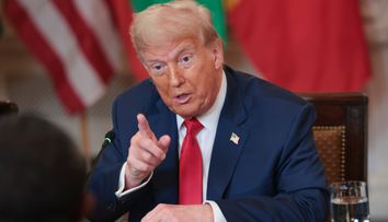 Îngrijorări serioase legate de starea de sănătate a lui Donald Trump, după ce a fost văzut purtând fond de ten pe mâini și un posibil cateter