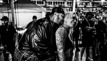 El a depus actele de divorț în mare secret, după 10 ani de mariaj. Cum a apărut celebrul cântăreț la doar o zi după ce despărțirea de soția sa a devenit publică