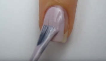 Este o idee atat de simpla! Pune ata dentara pe unghii. Ce se intampla cand o da la o parte