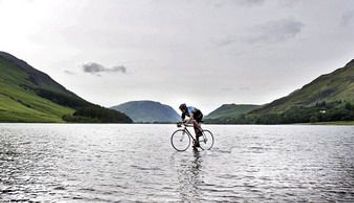 Are DOAR 16 ani si merge cu bicicleta pe APA! Crezi ca e REALA poza?