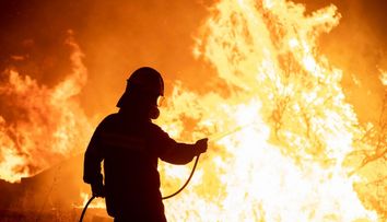 Pompierii români, ovaționați de greci după intervenția la incendiile care au mistuit Insula Evia