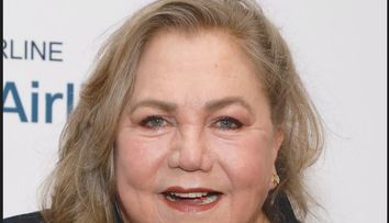 În anii 90, era considerată una dintre cele mai senzuale actrițe din lume! Kathleen Turner, apariție rară în public