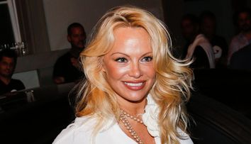 Pamela Anderson, abuz de Photoshop. Cum a pozat pentru a promova o colecție de genti