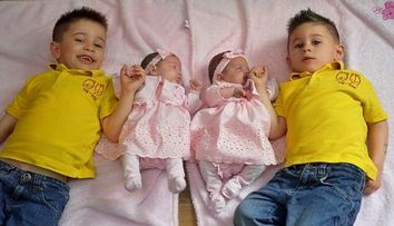 INCREDIBIL! Doua seturi de gemeni identici, nascuti in aceeasi zi!