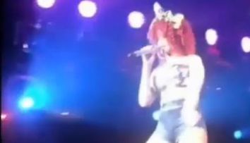 Oops, Rihanna in patru labe pe scena dupa o cazatura amuzanta! VIDEO