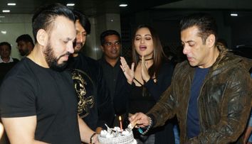 Iulia Vântur, super elegantă la ziua de naștere a lui Salman Khan. Cum arată actorul indian la 54 de ani