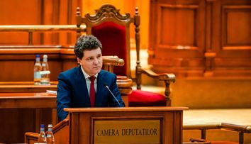 Cum arată avionul cu care zboară Nicușor Dan. A renunțat la luxul și la avioanele private cu care călătorea Klaus Iohannis