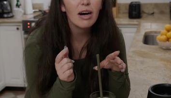 Gestul bizar care șochează lumea! Ea e femeia care își mixează toate mesele și le inhalează prin nas