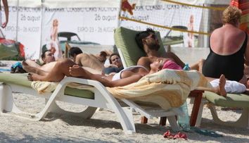A pozat goala pe plaja. Cum au surprins-o paparazzii Cancan pe Margherita, fata Clejanilor