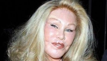 Jocelyn Wildenstein, femeia distrusa de operatii estetice, si-a aratat din nou fata in public! FOTO