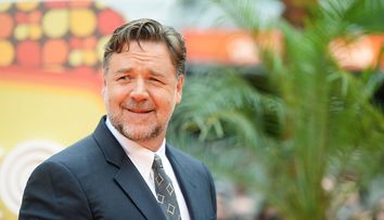 Russell Crowe a ajuns de nerecunoscut din cauza kilogramelor în plus. Cum a fost surprins la premiera filmului Poker Face