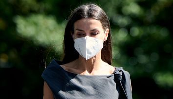 Regina Letizia, apariție lăudată. A optat pentru un look natural, cu firele albe la vedere