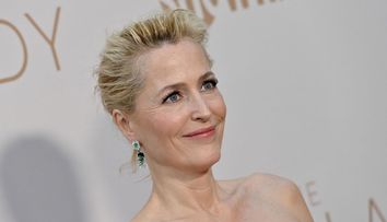 Gilian Anderson, apariție electrizantă la premiera serialului „The First Lady”