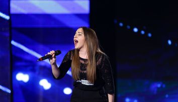 Are numai 19 ani, dar deja a urcat pe cele mai importante scene ale lumii. Vocea ei este impresionanta - VIDEO EXCLUSIV