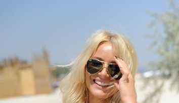 Laura Cosoi: 