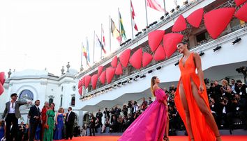 I-au lasat muti de uimire pe fotografi cand au aparut asa. Vedetele care au facut spectacol la Festivalul de Film de la Venetia