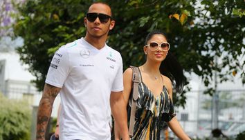 Starul Formulei 1 Lewis Hamilton își caută iubirea pe net. Cum funcționează aplicația de întâlniri online a vedetelor
