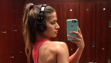 La 19 ani ajunsese sa cantareasca numai 38 de kilograme. Transformarea acestei tinere este senzationala