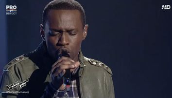 A cantat in dus, iar acum face show pe scena de la Vocea Romaniei! Smiley: 