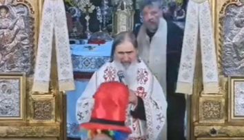 Moment fără precedent la o slujbă oficiată de IPS Teodosie! Un clovn a venit în fața altarului și s-a pus în genunchi. Reacția arhiepiscopului (VIDEO)