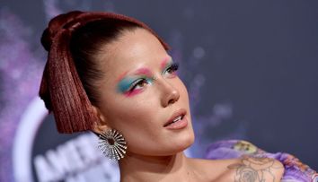 Halsey a devenit mamă. Artista a postat prima poză cu bebelușul