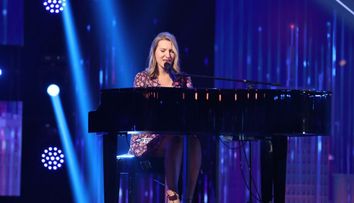 Românii au talent 2021: Angelina Rudneva a impresionat cu mix-ul dintre pian și voce, într-un moment special