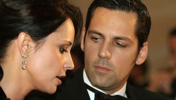 Andreea Marin, fara verigheta, doar cu suparari. Cum au asaltat-o paparazzii pe vedeta, la sosirea in tara: VIDEO