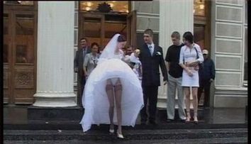 Pozele astea de la nunti sunt MULT prea sexy! Uite ce rochii au purtat miresele si in ce ipostaze au fost surprinse