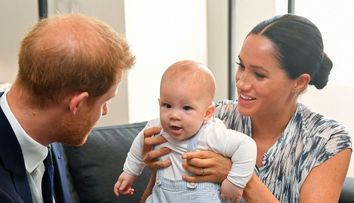 Meghan și Harry au încălcat tradiția cu prima felicitare de Crăciun a lui Archie
