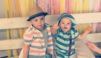 Adevarul din spatele acestei imagini adorabile. Sunt cei mai simpatici bebelusi, iar povestea lor a impresionat o lume intreaga