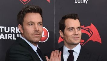 El este Batman, dar habar nu aveai despre asta. Cum arata fratele unuia dintre cei mai doriti actori de la Hollywood