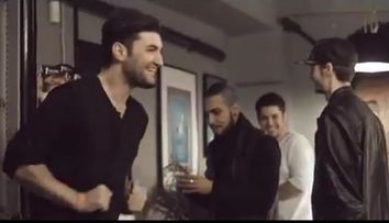 O piesa de aproape 6 milioane de afisari are un nou videoclip. Ce surpriza i-au facut prietenii lui Smiley